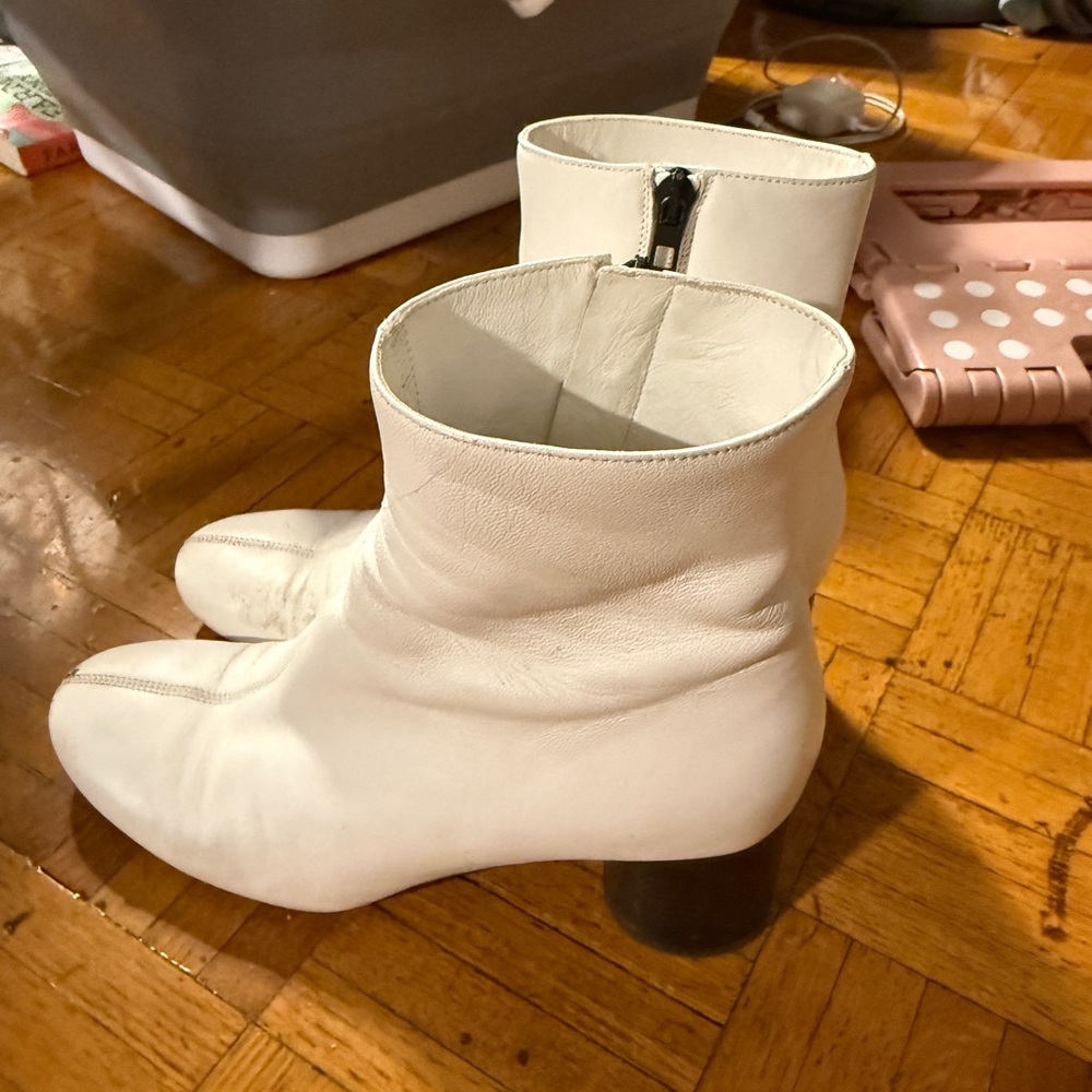 Vince size 8.5 womens Leather Boots. - Picture 2 of 9